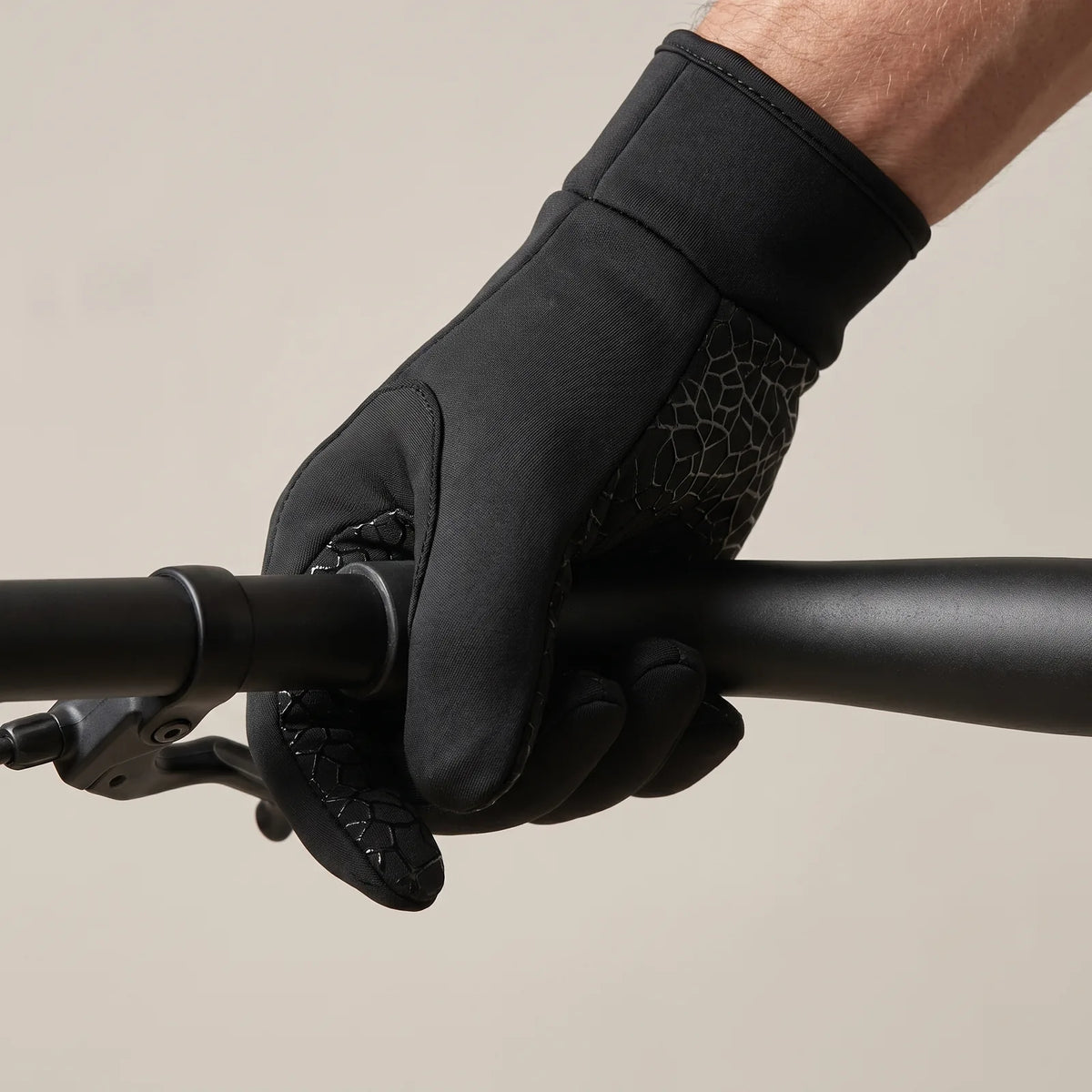 Griffmuster des Handschuhs am Lenkerrohr