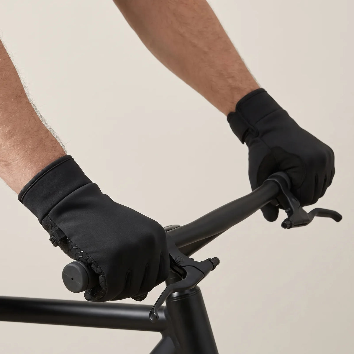 Beide Hände in den Fahrradhandschuhen am Lenker