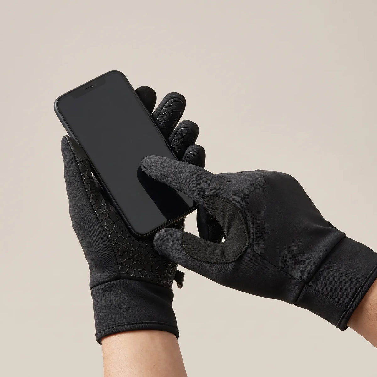 Zeigefinger im Handschuh bedient ein Smartphone