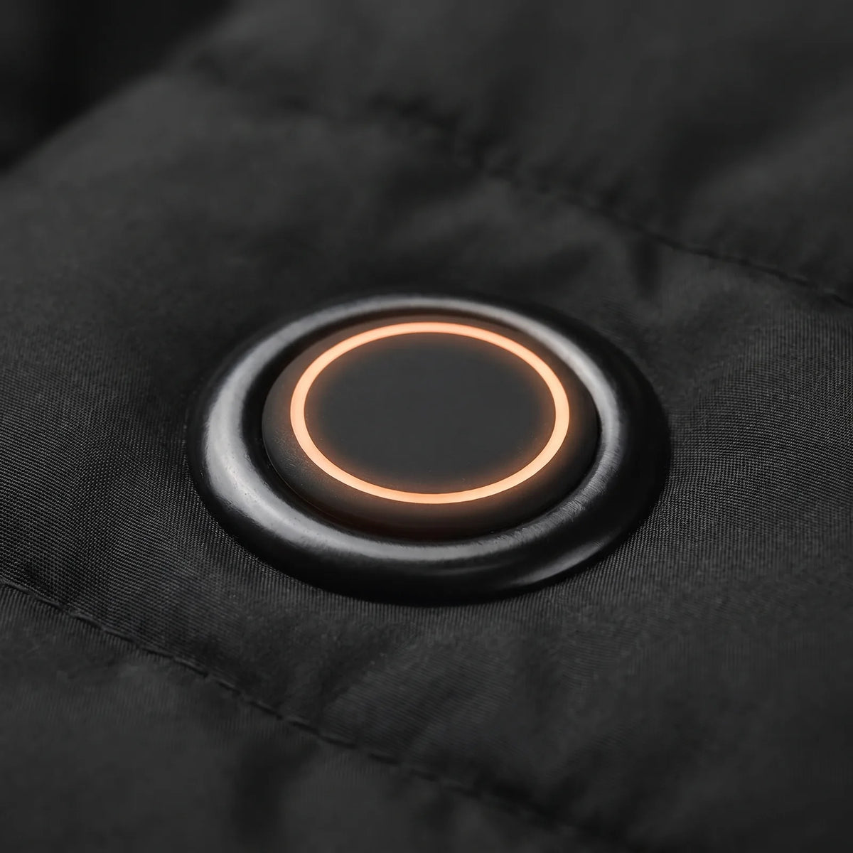 Runder Knopf auf der Brust mit leuchtendem Ring für drei Heizstufen