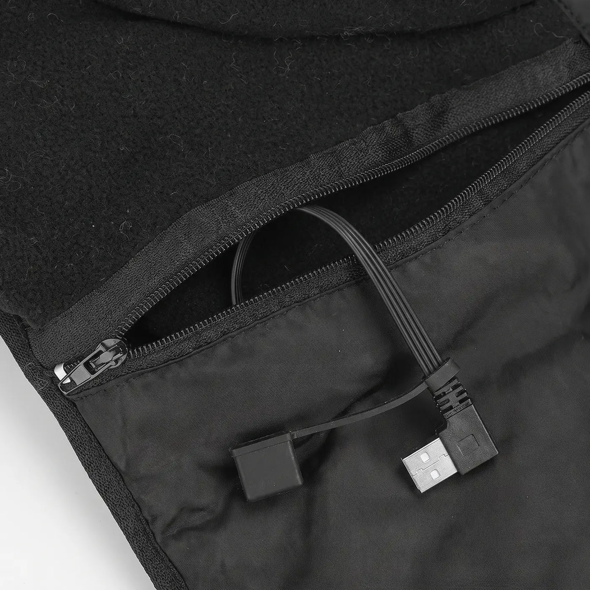 Innentasche mit Reißverschluss und fest verbautem USB-Kabel