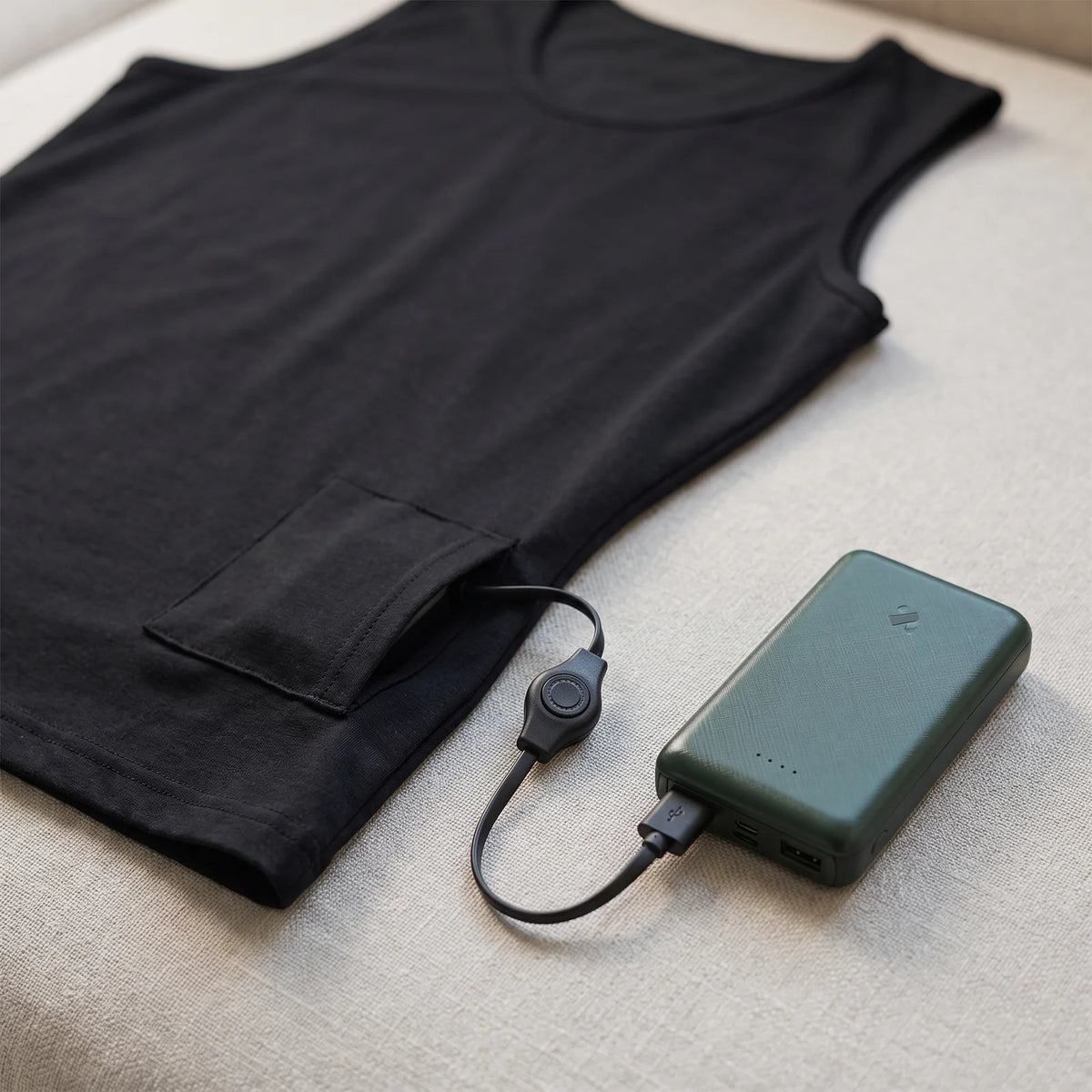 Tasche am Saum mit Kabelschalter und angeschlossener BergHeat Powerbank