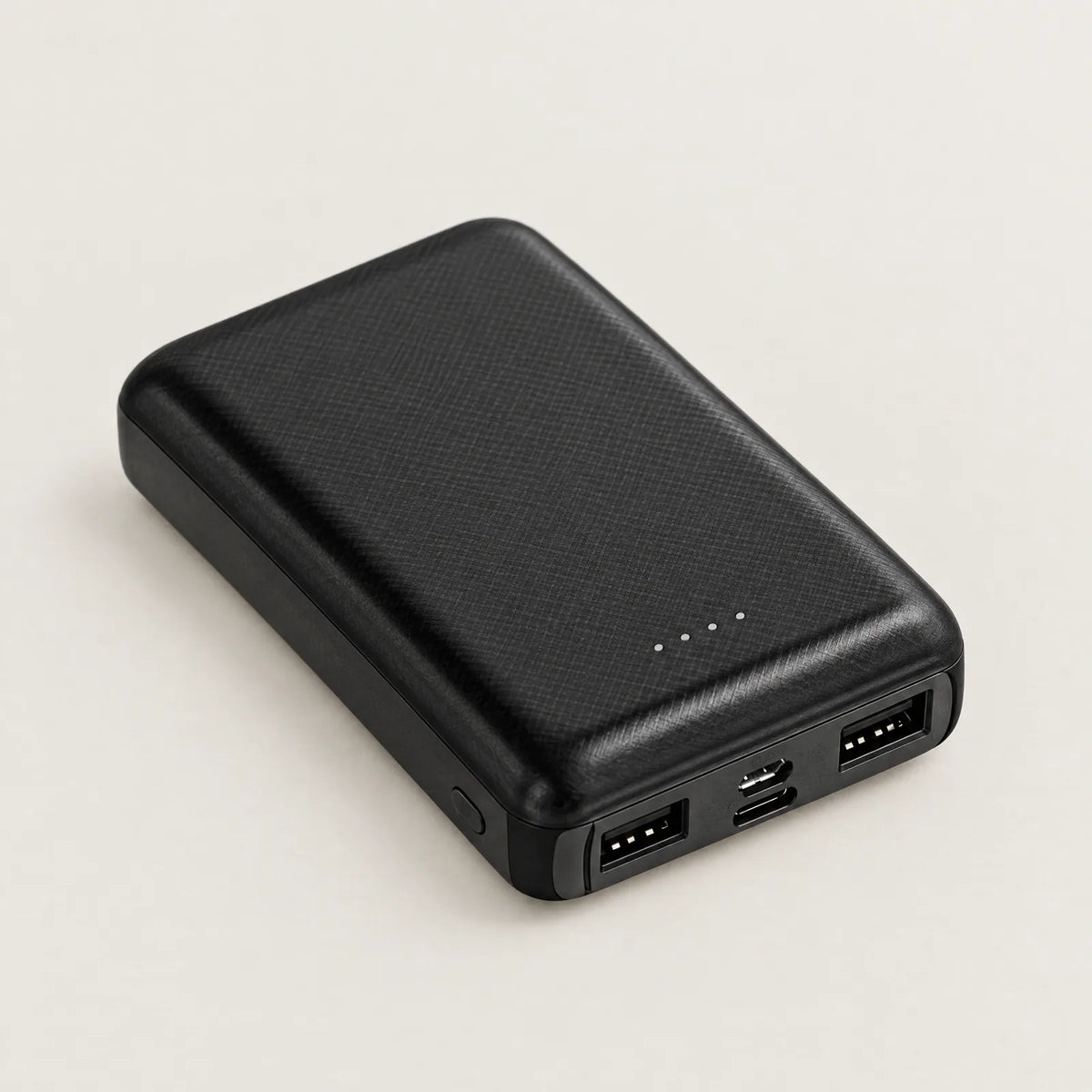 BergHeat Powerbank 5.000 mAh, freigestellt, mit zwei USB-A-Anschlüssen, Micro-USB, USB-C und vier LEDs