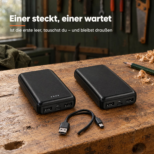Zwei Powerbanks auf der Werkbank – eine voll, eine leer