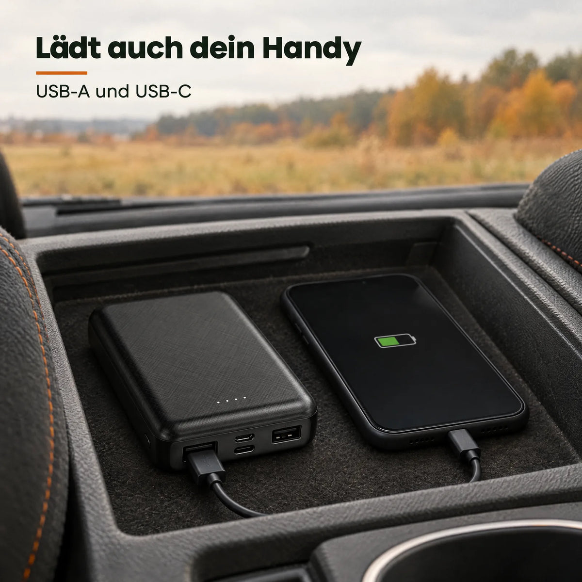 Die Powerbank lädt im Auto ein Smartphone