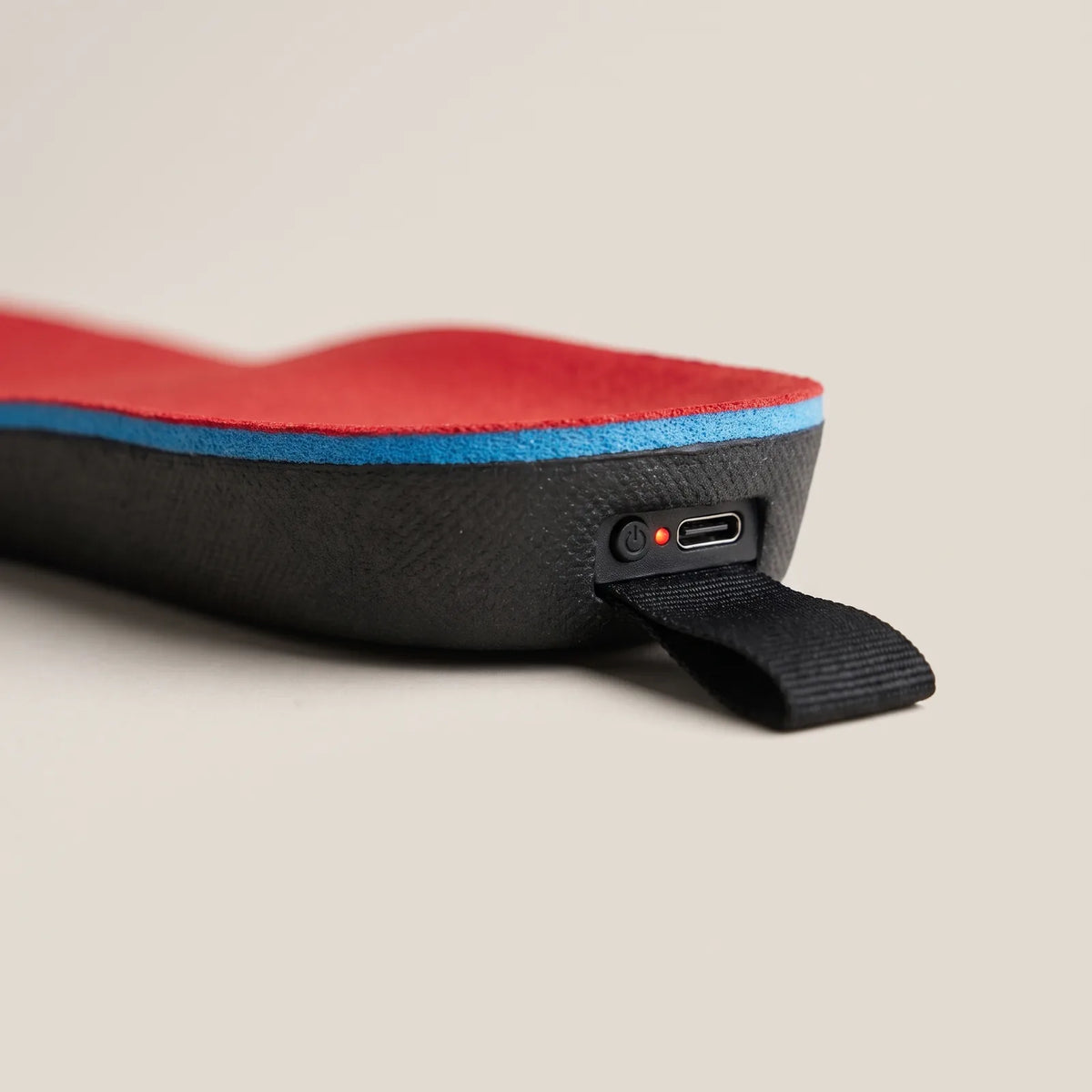 Ferse der Sohle Tritt mit USB-C-Ladeanschluss, Schalter mit LED und Zuglasche